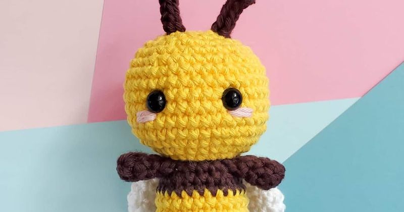 Bumbo the No-Sew Bee free crochet pattern by Juli Anne