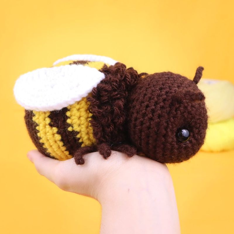 Chubby Bumble Bee Amigurumi free crochet pattern by StringyDingDing