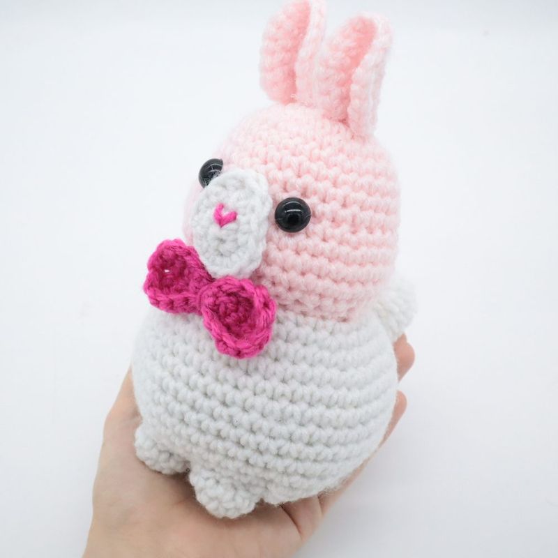 Loaf Bunny free crochet pattern by StringyDingDing