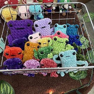 Long Legged Frog free crochet pattern by Karina Nunez (Ravelry)