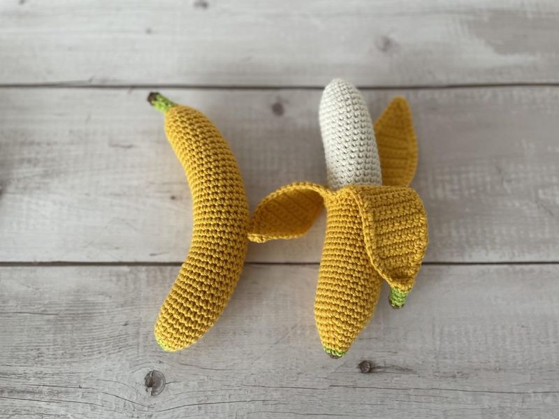 Crochet Banana (Peeled and Unpeeled) free crochet pattern by Lindsey Roe