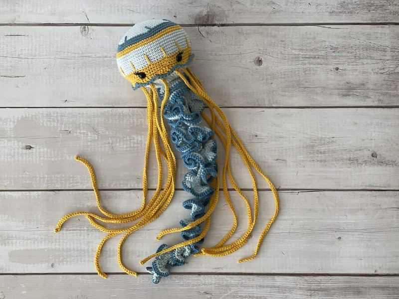 Jag the Pacific Sea Nettle free crochet pattern by Lindsey Roe