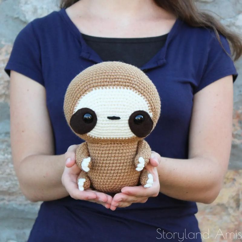Zippy the Sloth free crochet pattern by Holly Lanier