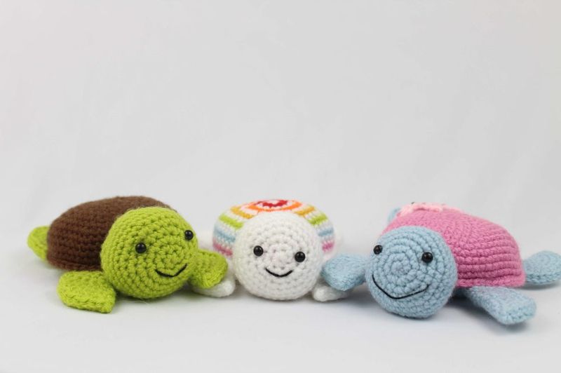 Baby and Mommy Turtle free crochet pattern by StringyDingDing